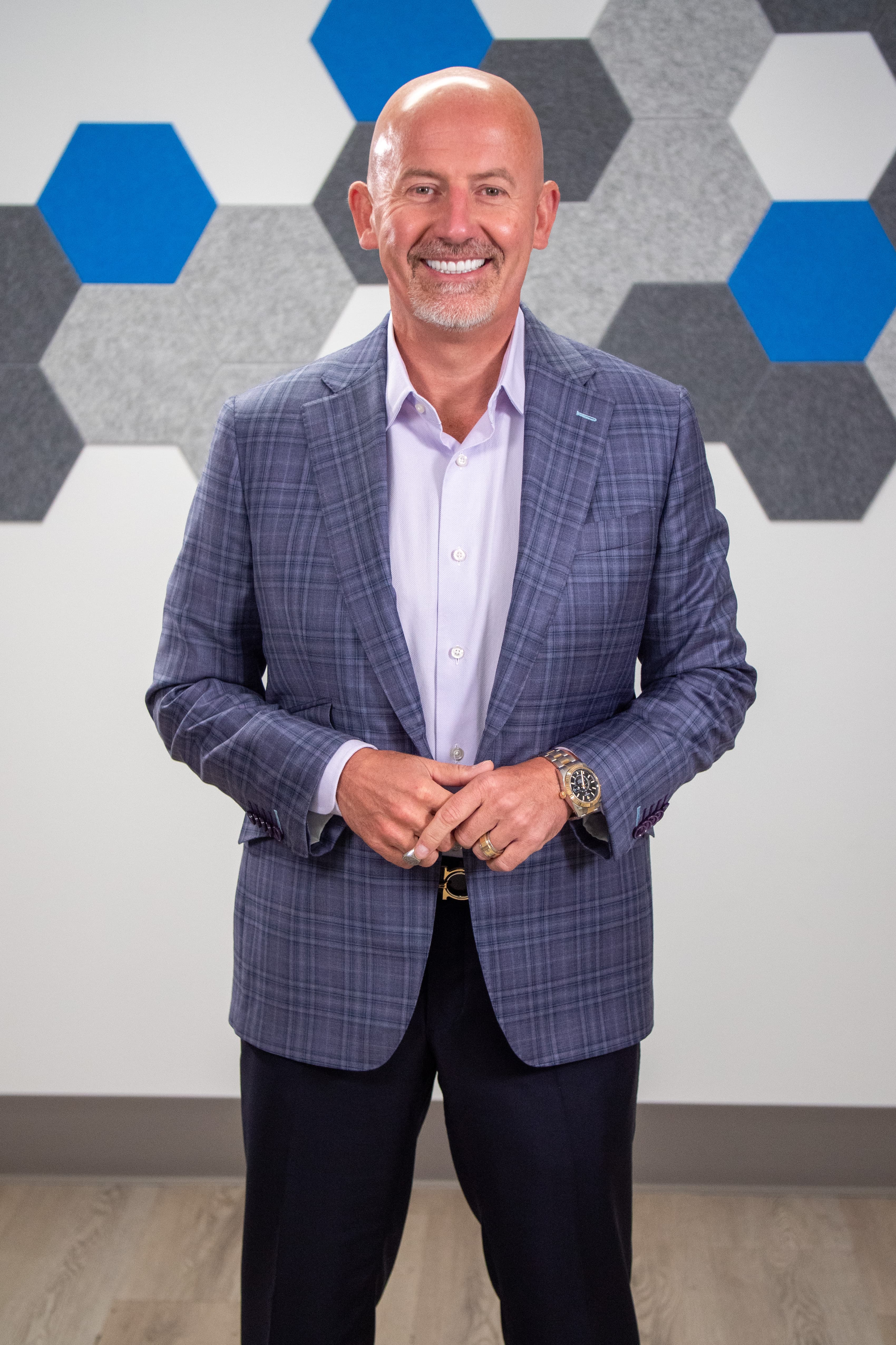 Steve Lowisz portrait with hexagon backdrop